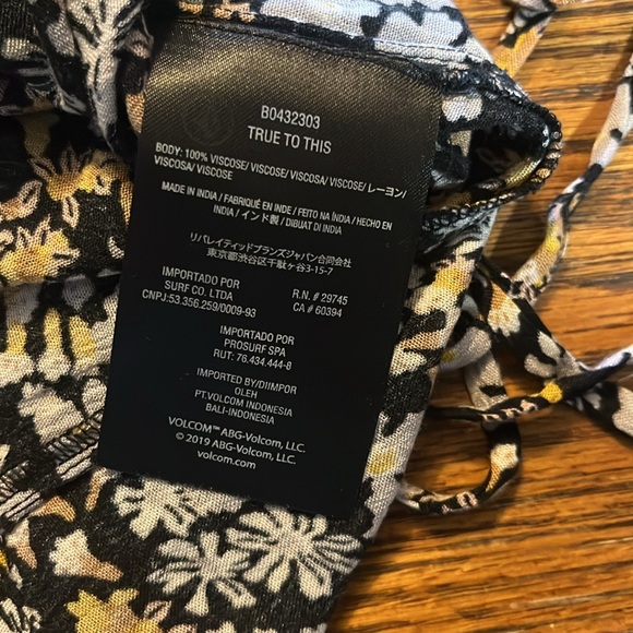 Volcom top - Picture 6 of 6